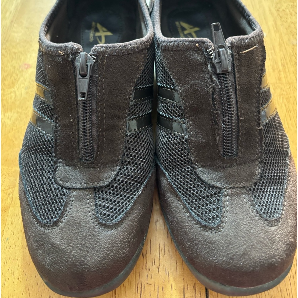 ATHLETECH WOMEN’S BROWN SUEDE SHOES SIZE 6